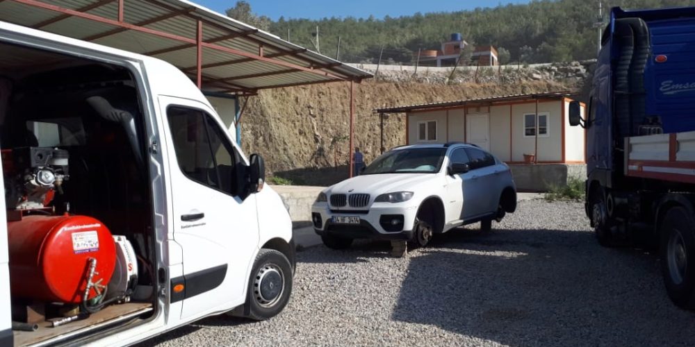ozel-otomobil-7-24-acil-yol-yardim-mobil-lastik-tamiri-lastik-degisimi